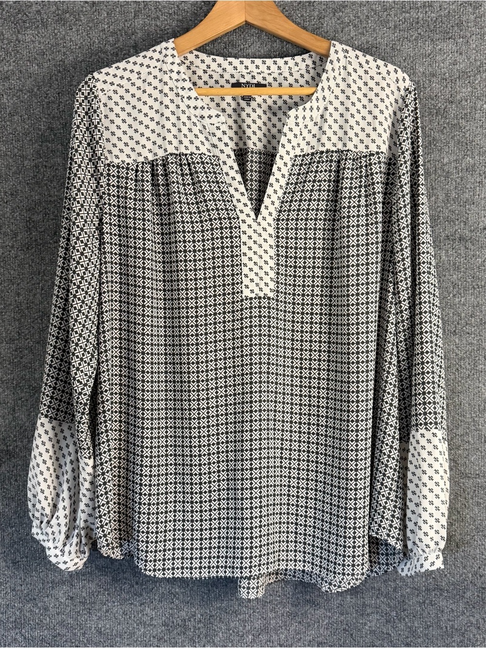 NYDJ Womens Large Top Black White Geometric Print Split V-Neck Long Sleeve